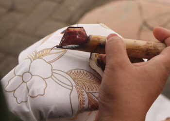 Come funziona la tecnica batik per colorare un tessuto?